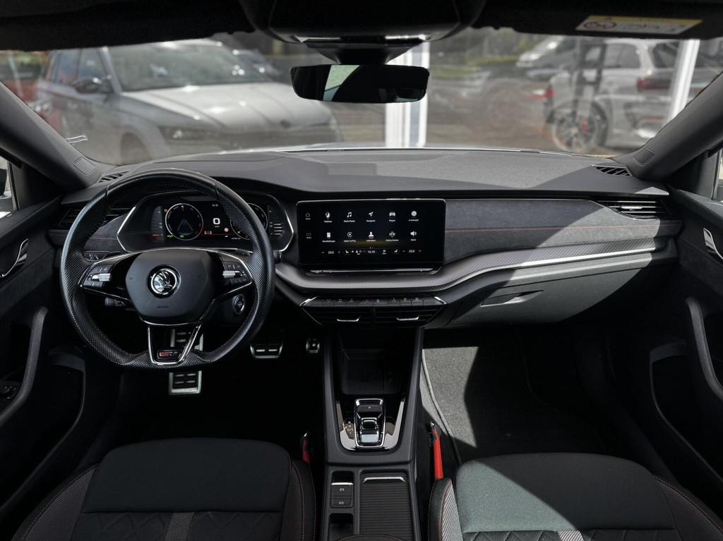 Skoda Octavia 1.4TSI RS iV PHEV |Pano|245pk|HUD|Alcan|Matrix, Auto's, Stof, Gebruikt, 4 cilinders, Hybride Elektrisch/Benzine