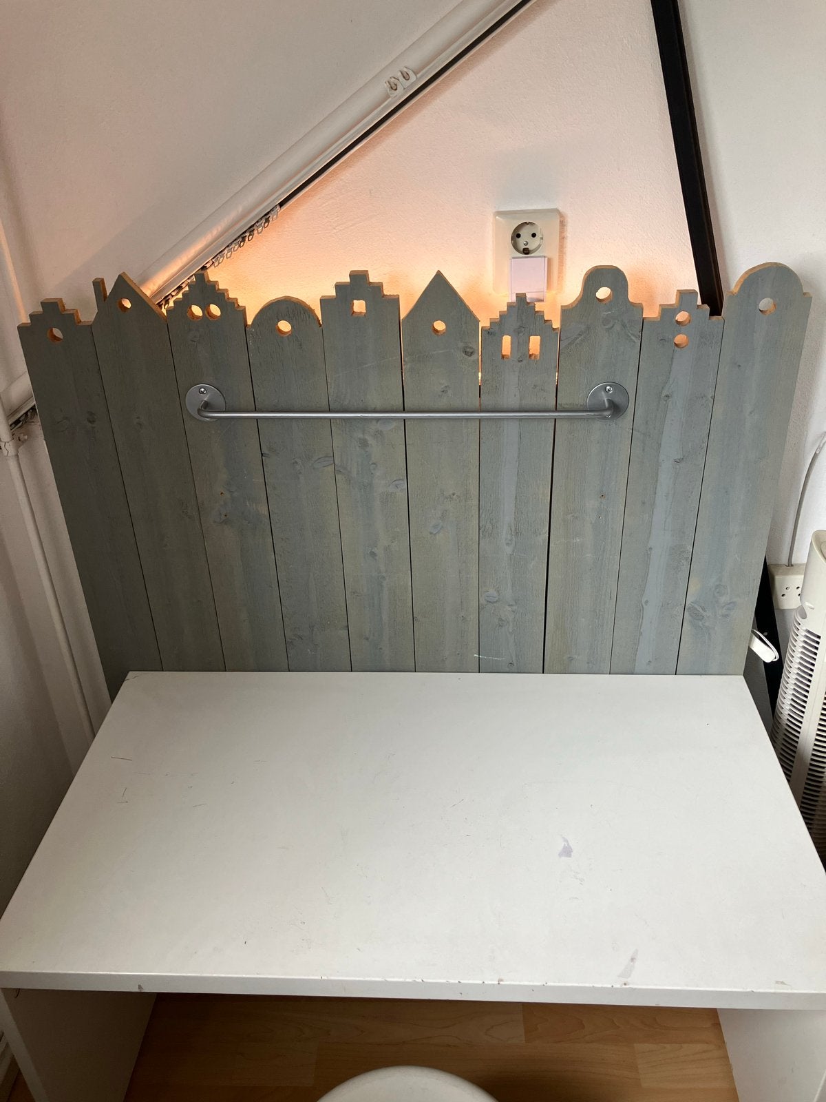 Bureau met krukje en wanddecoratie, Ophalen, Gebruikt