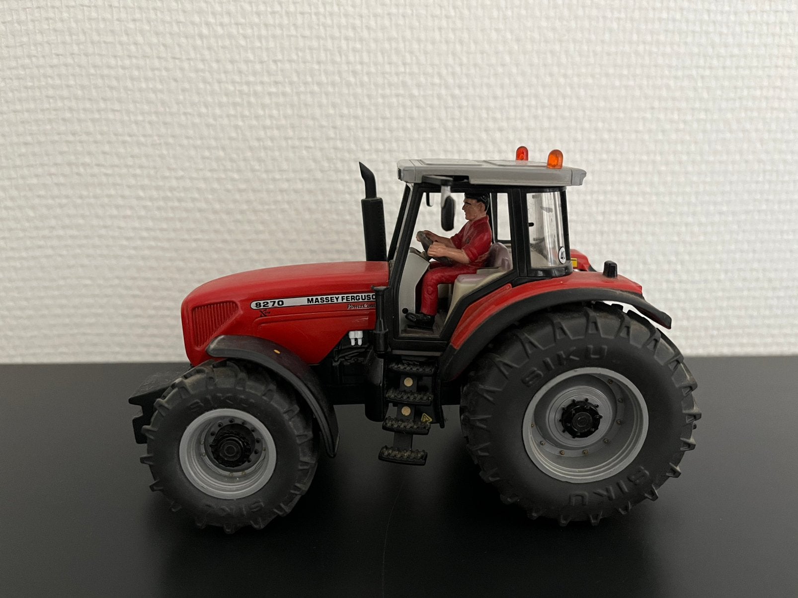 MF 8270xtra siku 1:32, Hobby en Vrije tijd, Modelauto's | 1:32, Gebruikt, Tractor of Landbouw, SIKU, Ophalen of Verzenden