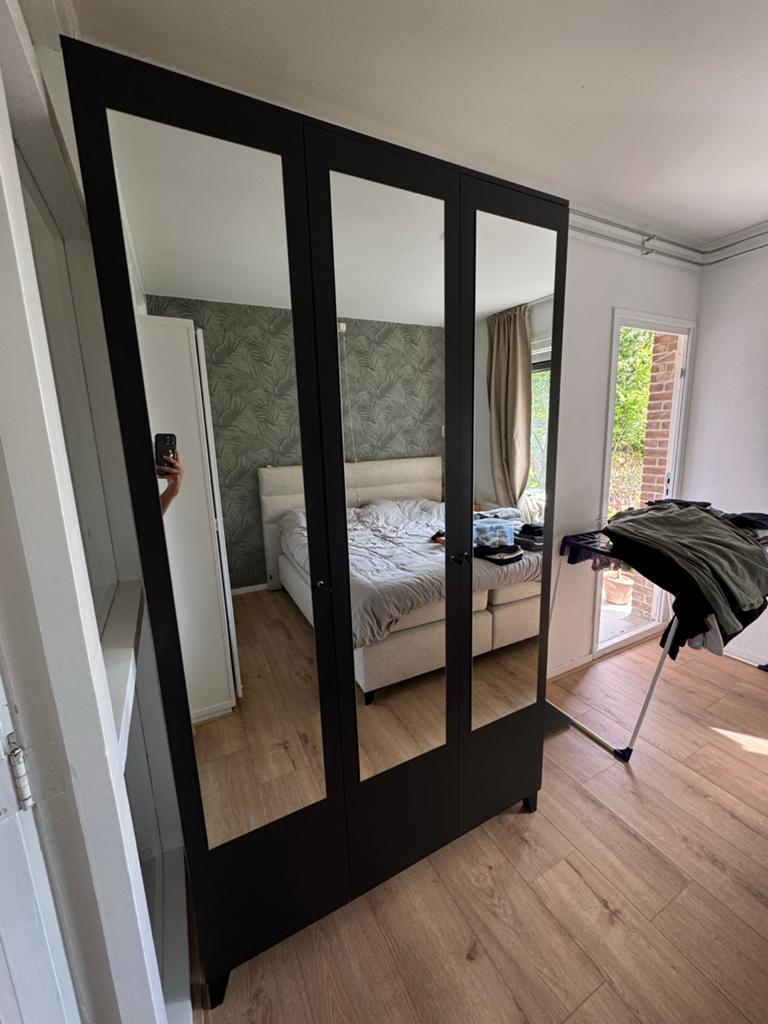 Nette zwarte houten kledingkast met spiegels, Huis en Inrichting, Ophalen, 100 tot 150 cm, 200 cm of meer, Zo goed als nieuw