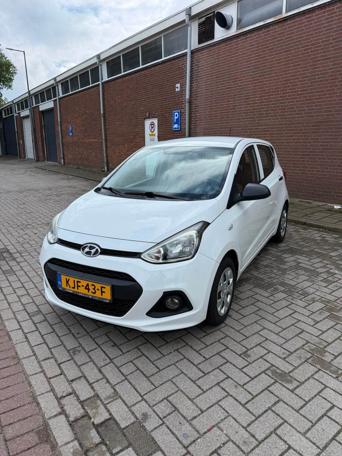 Hyundai i10 1.0i | 5DR 2015 | APK mei 2027, Auto's, Hyundai, Stof, Wit, Bruin, Handgeschakeld
