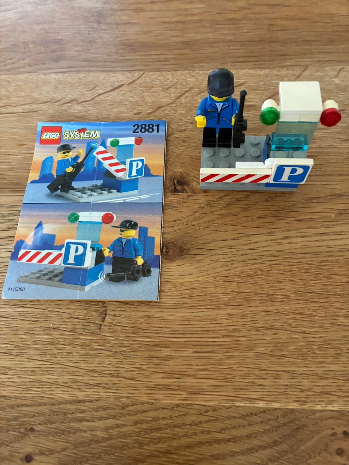 Lego System 2881 Parkeerplaats met slagboom en figuur, Lego, Ophalen of Verzenden, Compleet, Complete set