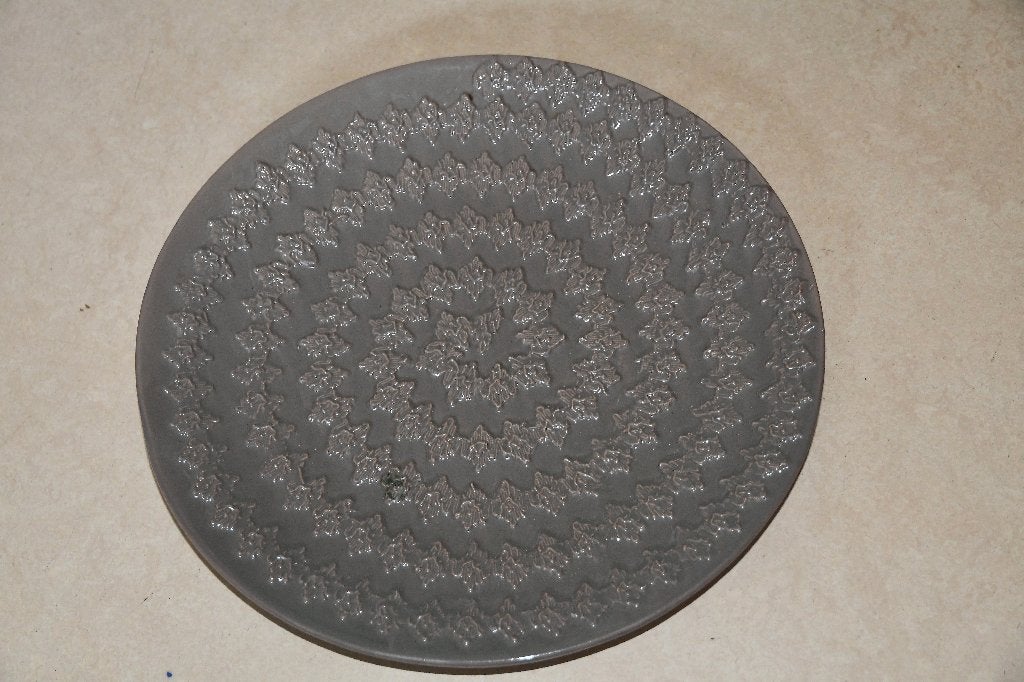 Taupe aardenwerk schaal diameter 34 cm, Schaal, Rond, Geribbeld, Ophalen of Verzenden
