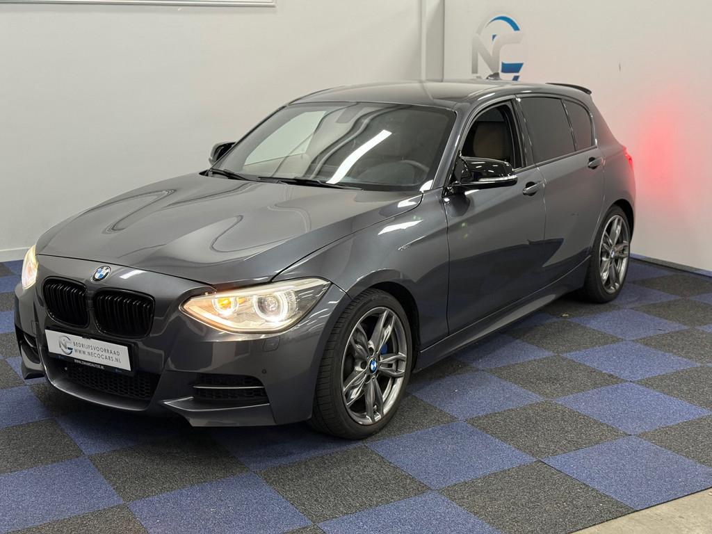 BMW 1-serie M135i xDrive Business / RIJDT SCHAKELT GOED / DE, Gebruikt, Automatische klimaatregeling, Bedrijf, Zilver of Grijs