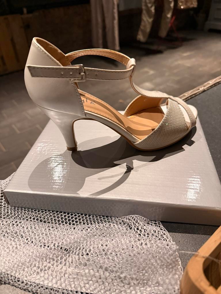 Elegante dames hakjes voor dans of bruiloft maat 37, Ophalen of Verzenden, Zo goed als nieuw, Wit, Dansschoenen