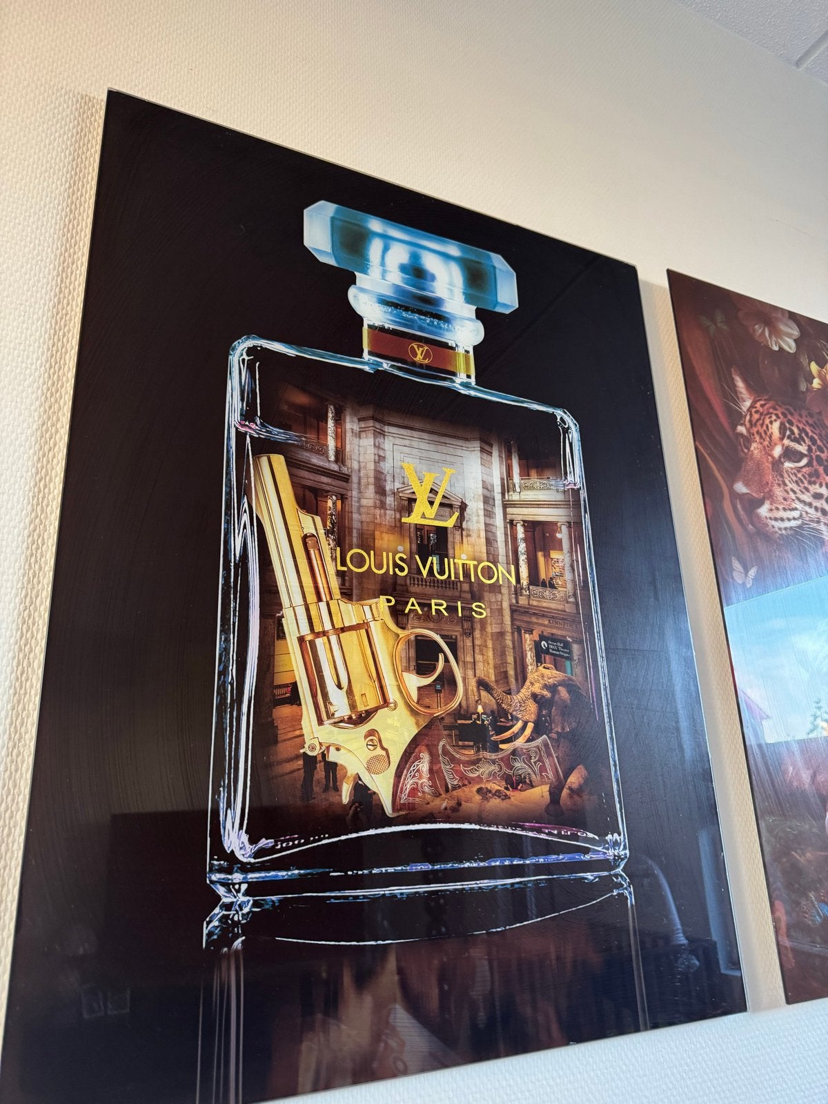 Louis Vuitton Parfumfles met Gouden Revolver - 60x80 cm, Huis en Inrichting, Ophalen, 75 – 100, 50 tot 75 cm, Print