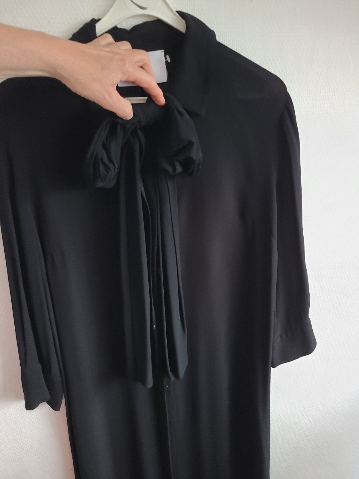 Elisabetta Franchi Zwarte Jurk met Strikdetail, Kleding | Dames, Ophalen of Verzenden, Zo goed als nieuw, Maat 42/44 (L), Zwart