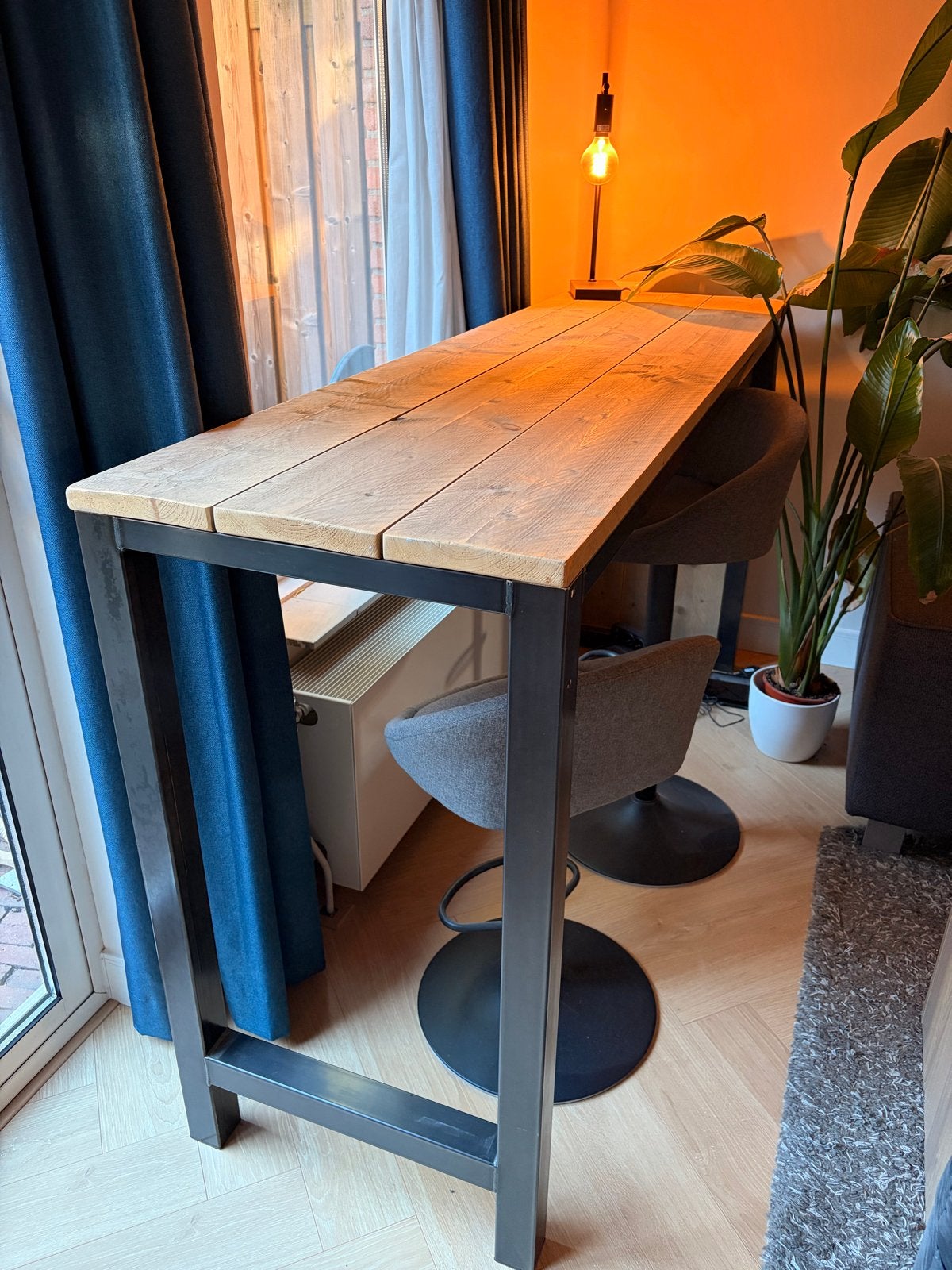 Robuuste bartafel met metalen onderstel en houten blad, Huis en Inrichting, Tafels | Eettafels, Ophalen, 50 tot 100 cm, Zo goed als nieuw