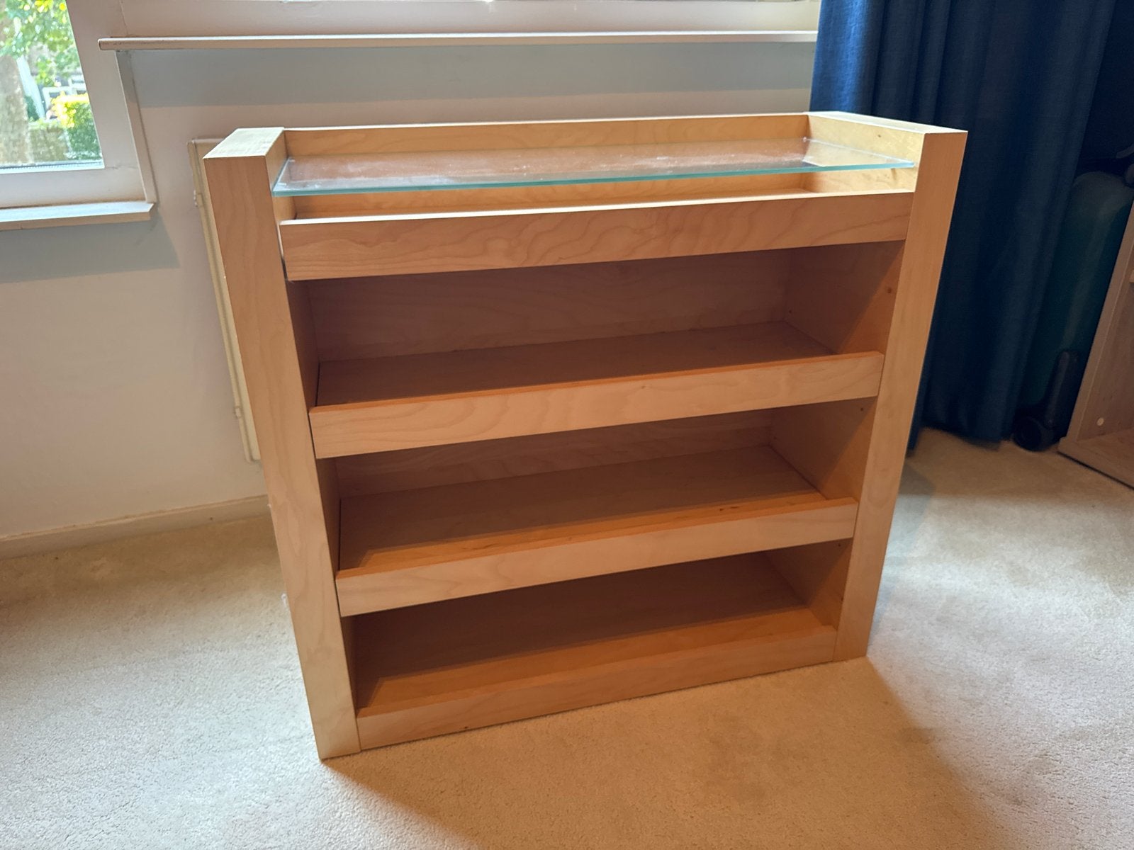 2x Houten nachtkastje met glazen bovenblad, Ophalen, Met plank(en), Gebruikt, 50 tot 100 cm