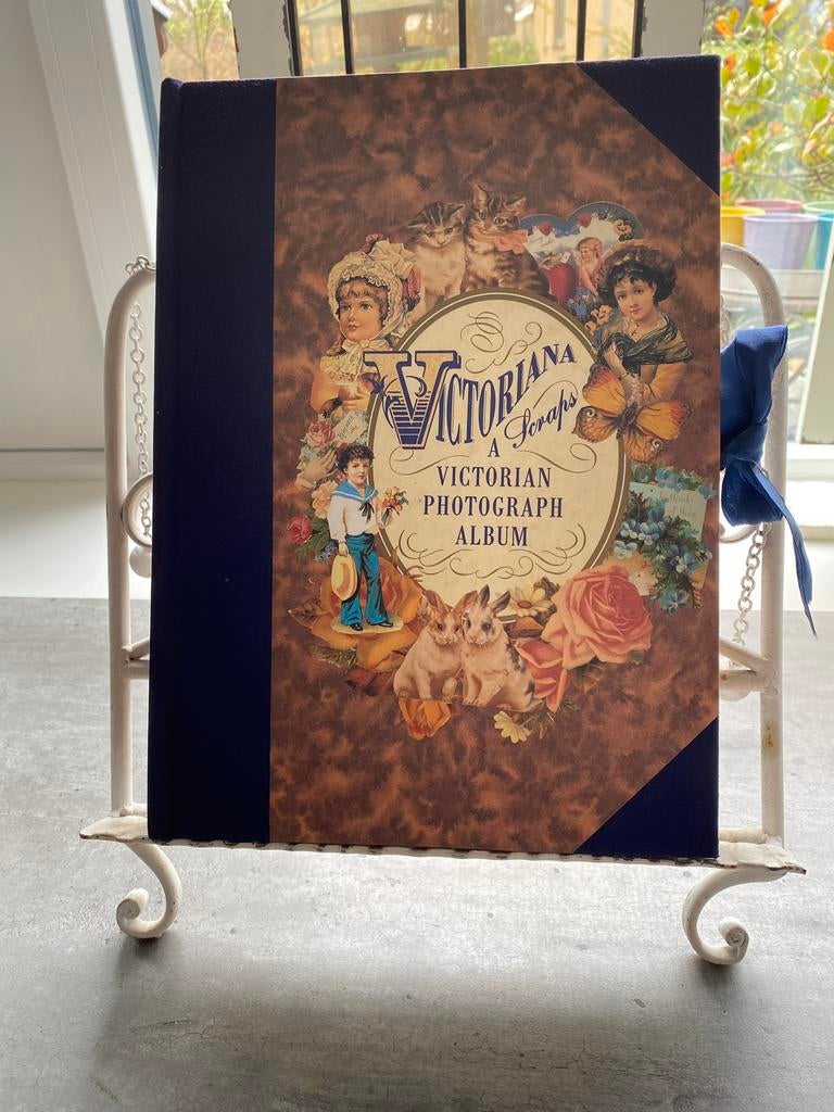 Metalen Boekenstand met “Victoriaans Look” fotoboek, Ophalen of Verzenden