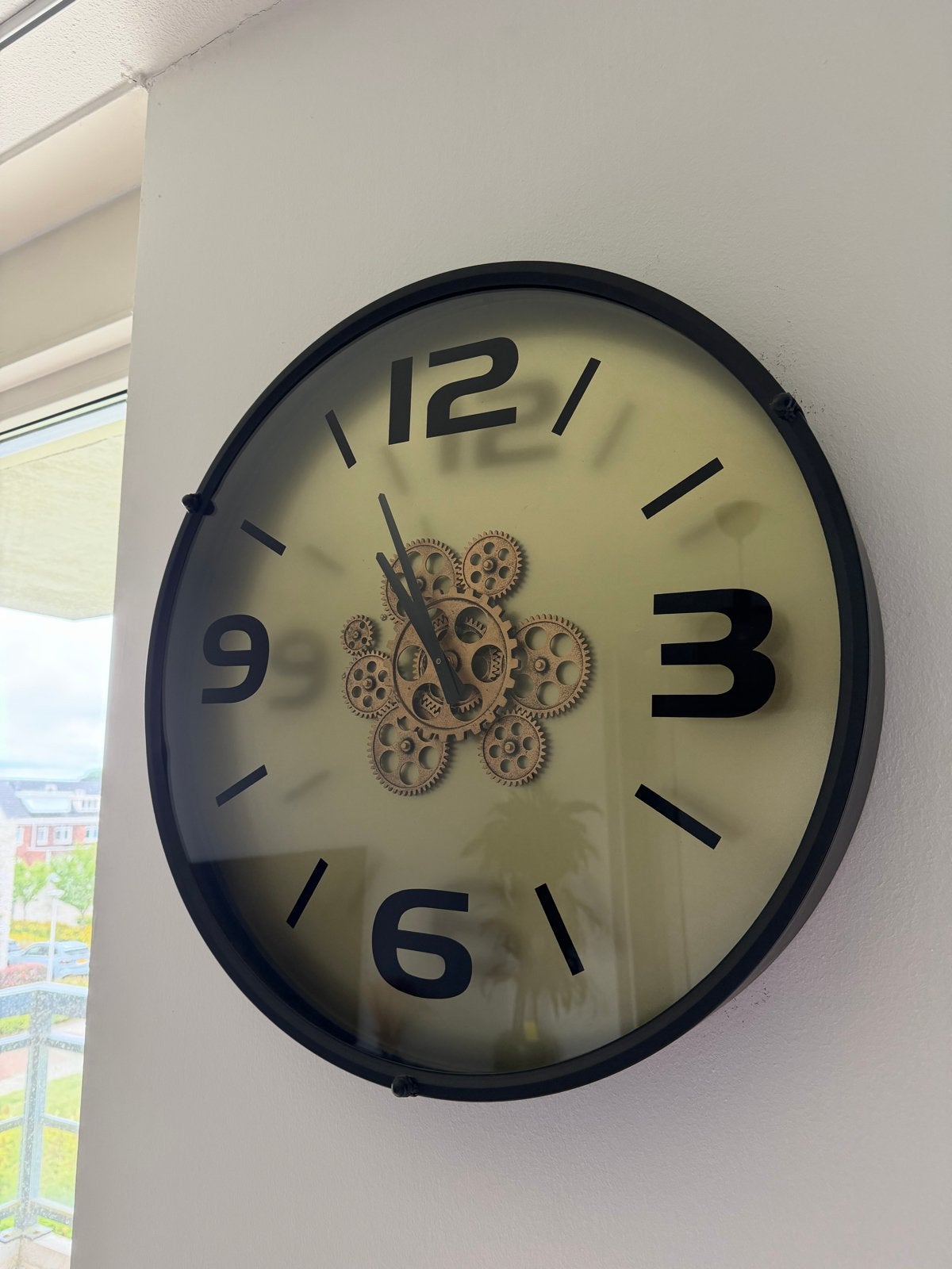Wandklok met zichtbaar uurwerk en draaiende tandwielen, Huis en Inrichting, Woonaccessoires | Klokken, Ophalen, Wandklok, Zichtbaar uurwerk