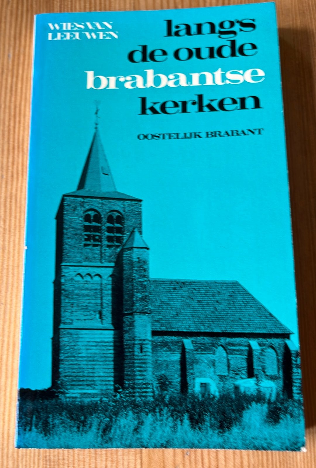 Langs de oude Brabantse kerken door Wies van Leeuwen, Ophalen of Verzenden, Gelezen