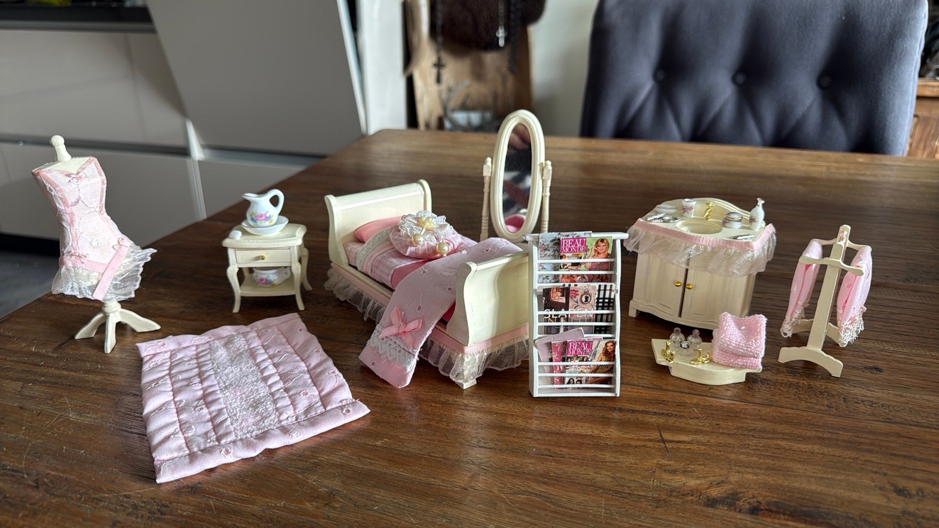Poppenhuis meubels tienerkamertje, Ophalen of Verzenden, Zo goed als nieuw, Overige materialen, Overige merken
