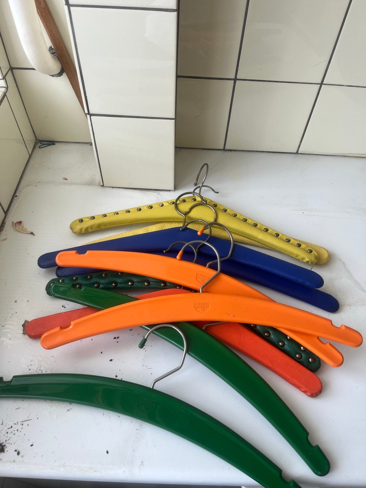 Set van retro kledinghangers in diverse kleuren, Kleding | Dames, Kledinghangers, Ophalen of Verzenden, Gebruikt, Kunststof, Volwassenen