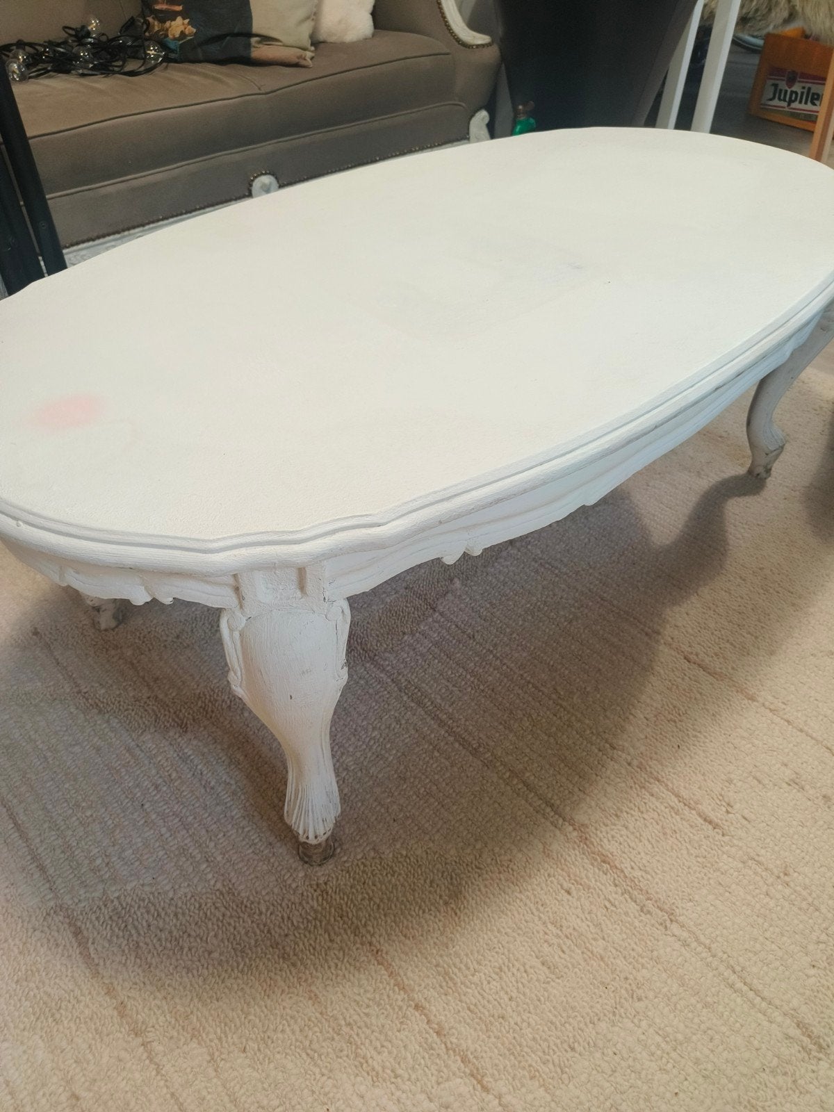 Witte ovale salontafel met sierlijke poten, Huis en Inrichting, Tafels | Salontafels, Ophalen