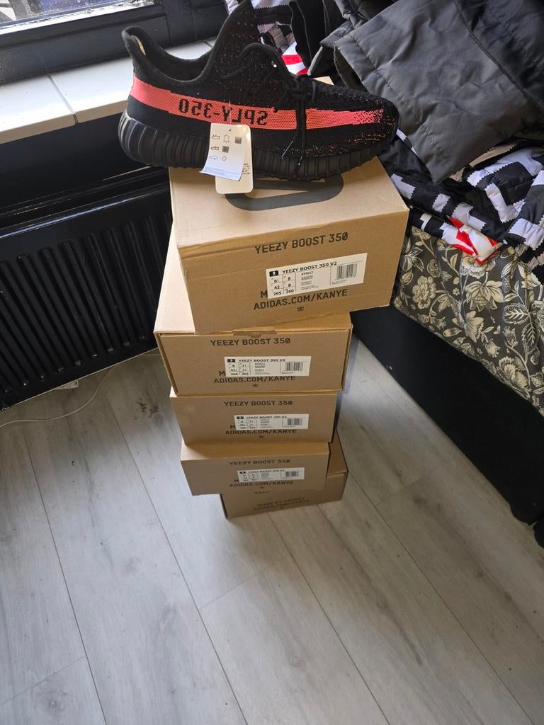Adidas Yeezy 350 v2 Black red, Overige kleuren, Nieuw, Ophalen of Verzenden, Sneakers of Gympen