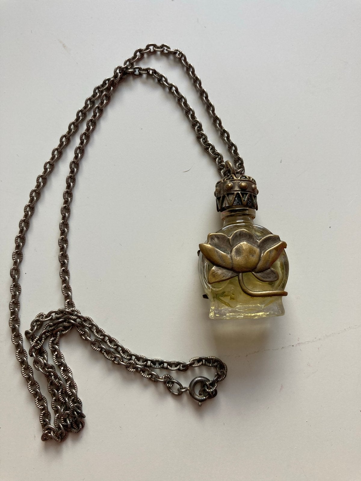 Vintage parfumflesje ketting met lotusdecoratie, Ophalen of Verzenden