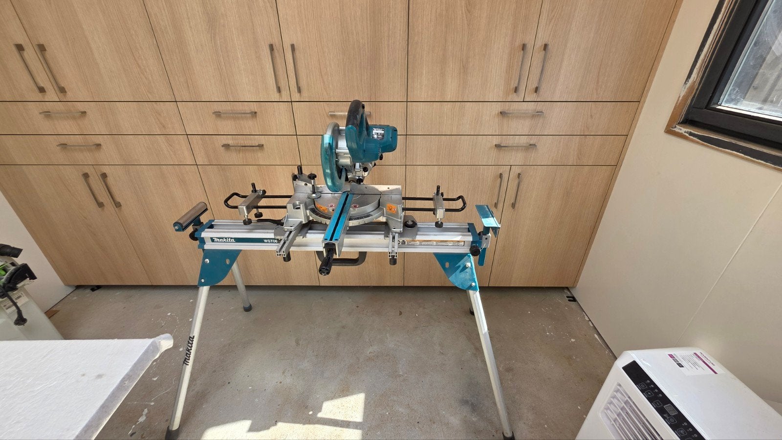 Makita DLS714 Afkortzaag met WST06 onderstel, Doe-het-zelf en Verbouw, Gereedschap | Zaagmachines, Ophalen, 70 mm of meer, Zo goed als nieuw