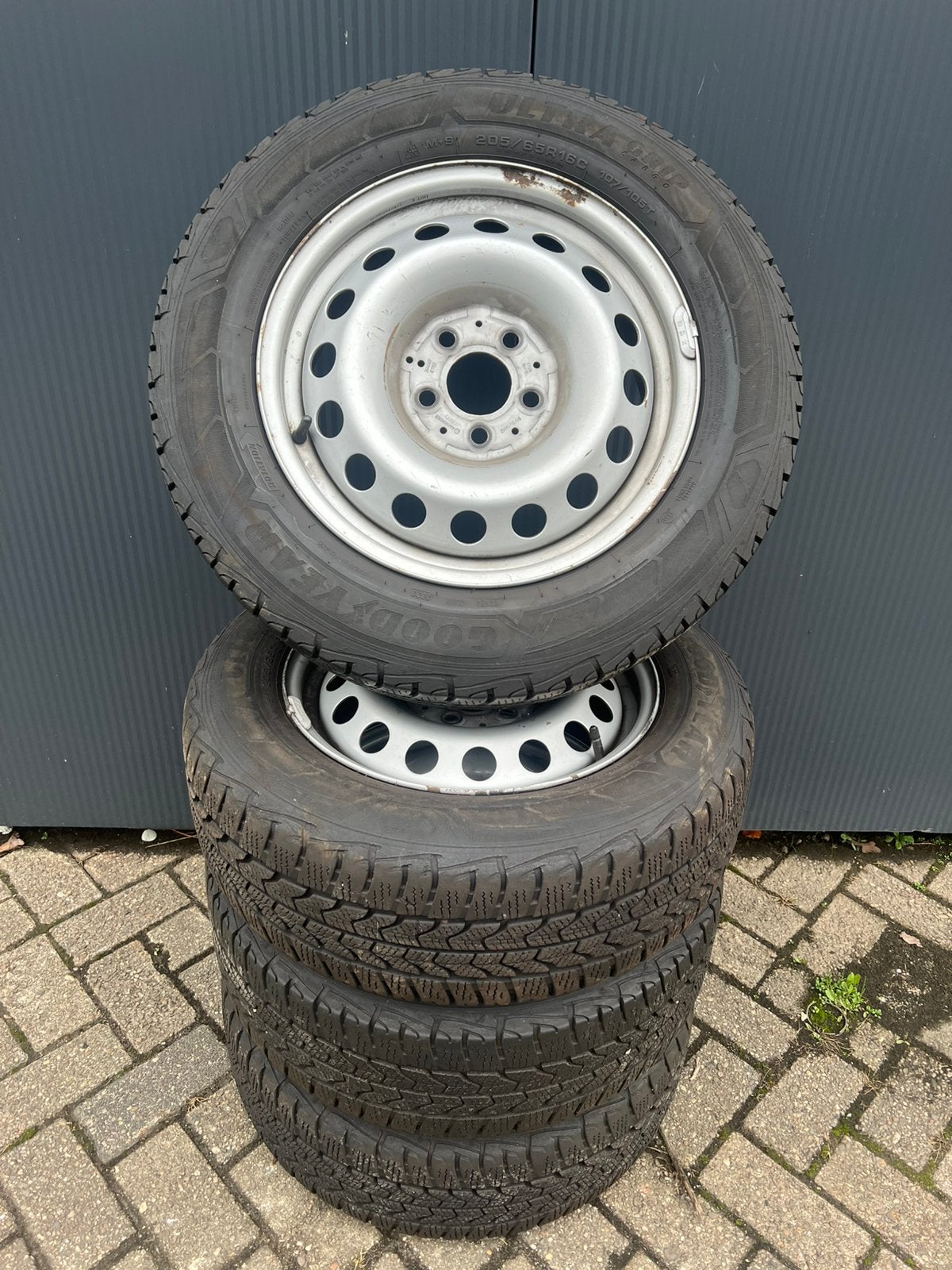 Mercedes Vito velgen+goodyear winterbanden, Mercedes-Benz AG, Velg(en), Mercedesstraße 120, 70372 Stuttgart, Duitsland, 17 inch