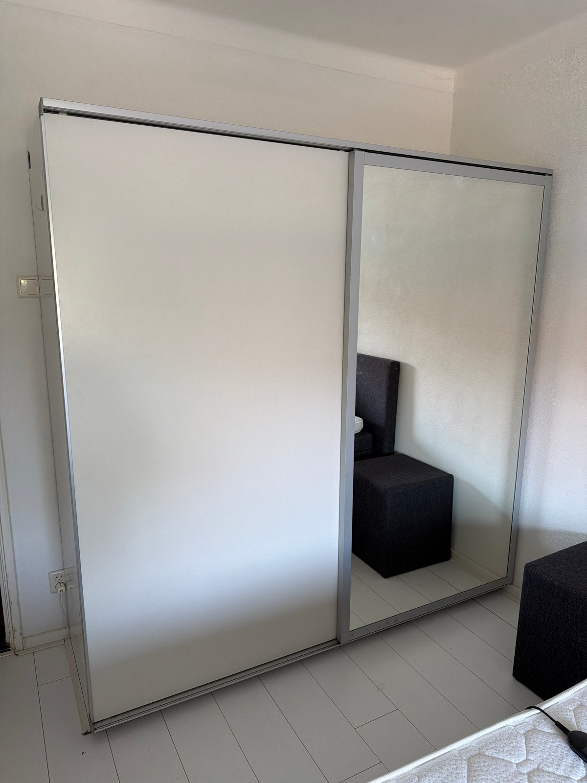 Kledingkast met schuifdeuren en spiegel, Huis en Inrichting, Kasten | Kledingkasten, Ophalen, Met plank(en), Gebruikt, 100 tot 150 cm