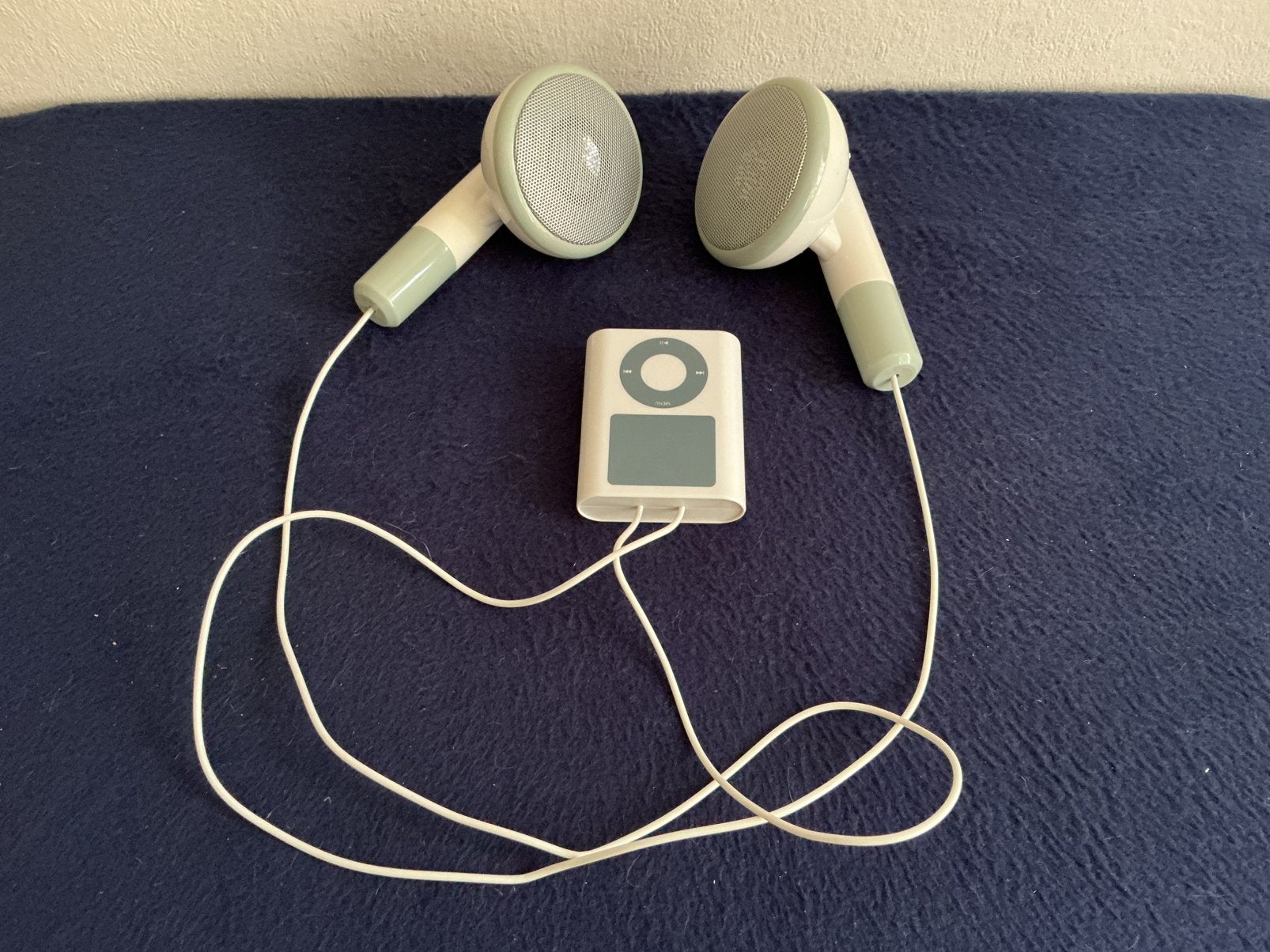 Giant earbuds 500 XL van Fred&Friends, Overige merken, Ophalen of Verzenden, Batterij-indicator, Grijs