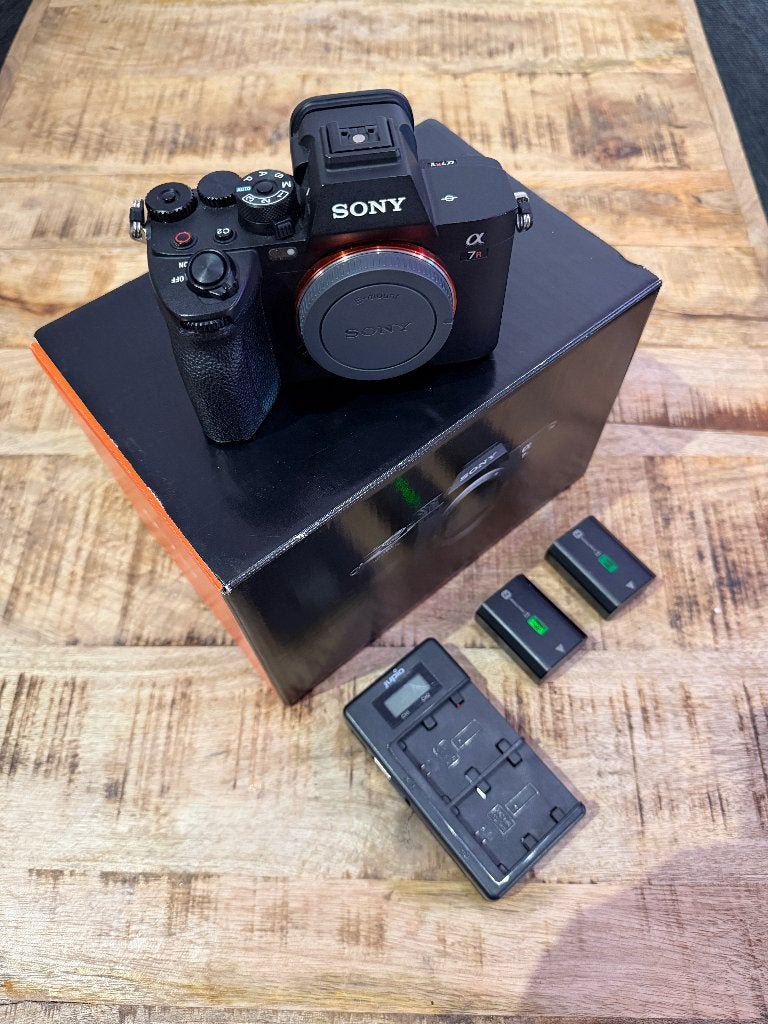 Sony A7R V in Perfecte staat + 2 Batterij en lader, Audio, Tv en Foto, Fotocamera's Digitaal, GPS, 60 megapixels, Ophalen of Verzenden
