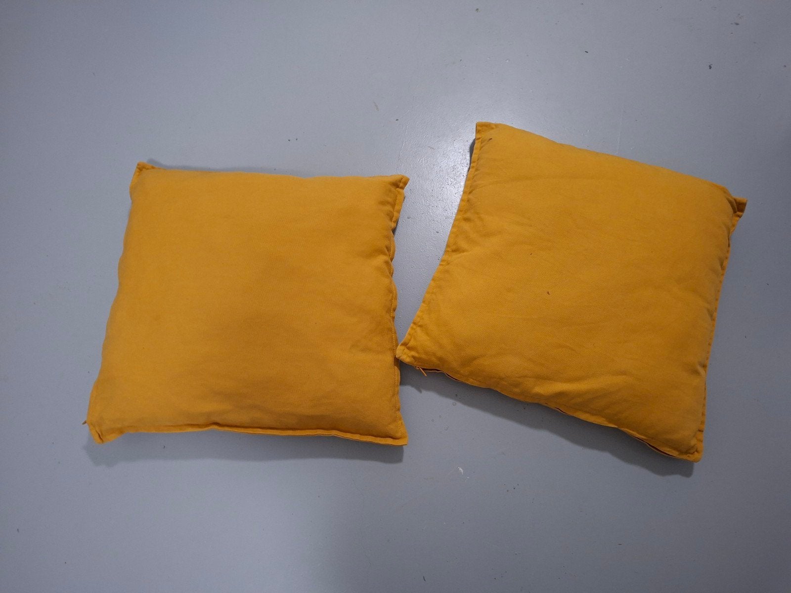 Set van 2 gele/okergele sierkussens, Overige merken, Gebruikt, Inclusief binnenkussen, Geel