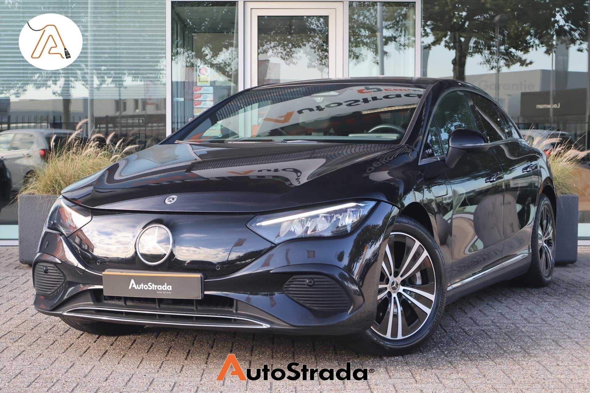 Mercedes Eqe 300 Luxury Line 245pk SoH 99% | Leder | Sfeer |, Automaat, Dealer onderhouden, Gebruikt, Met garantie (alle)