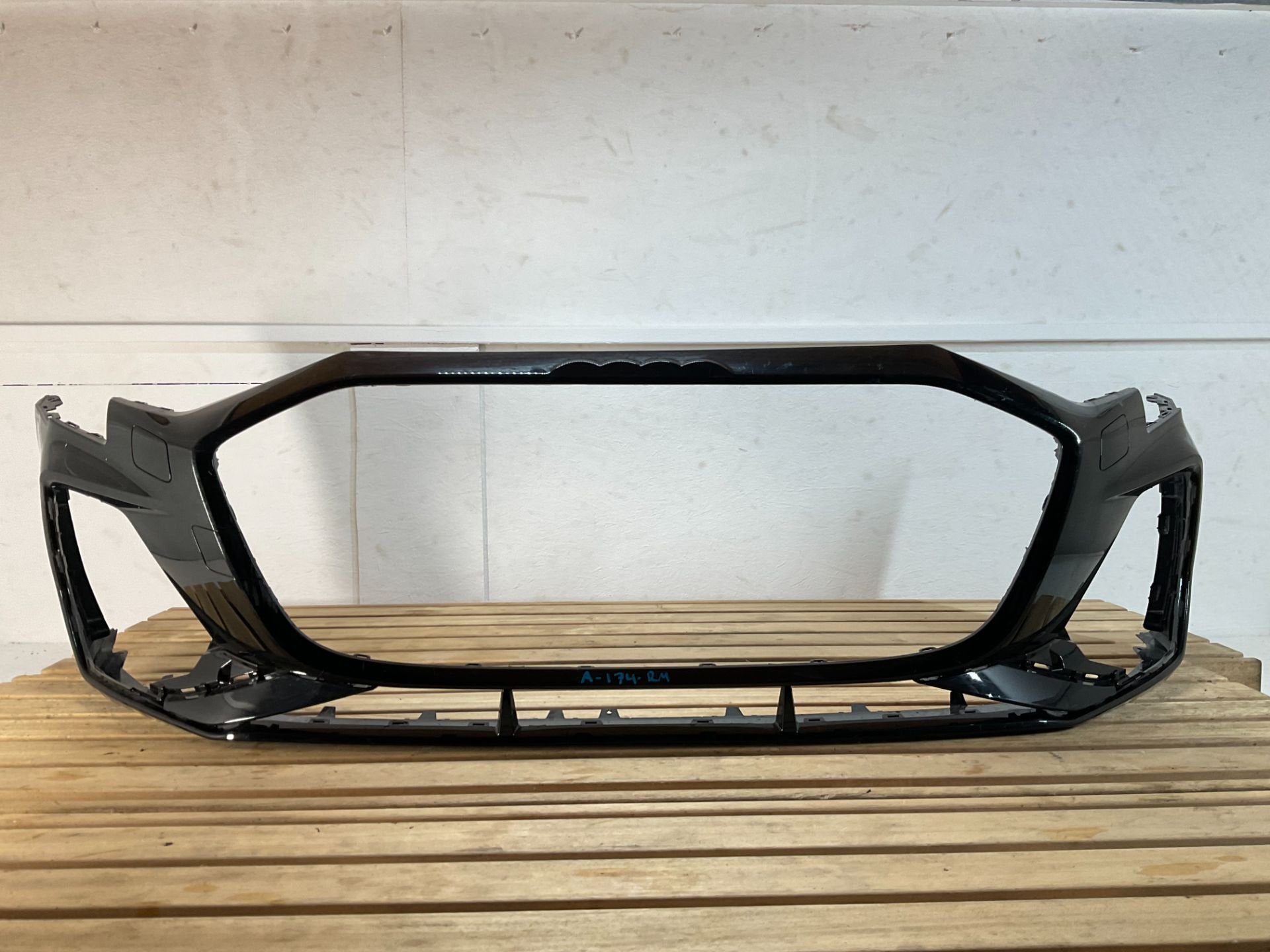 Bumper Audi A3 8Y Facelift SLINE 8Y0807437R Voorbumper A-174, Gebruikt, AUDI AG, Auto-Union-Strasse 1
85045  Ingolstadt, DE, Kundenbetreuung@audi.de