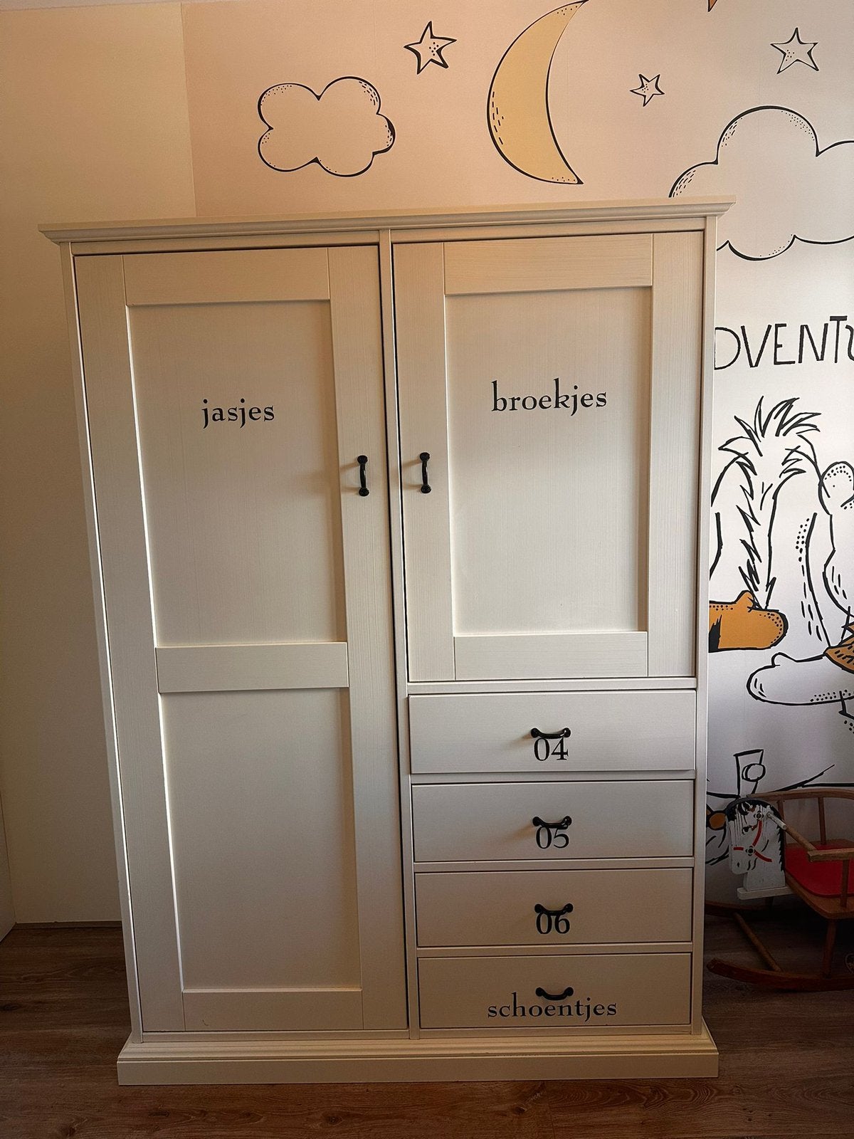 Beige baby kledingkast en commode met tekst en cijfers, Ophalen, Gebruikt, 50 tot 70 cm, 105 cm of meer