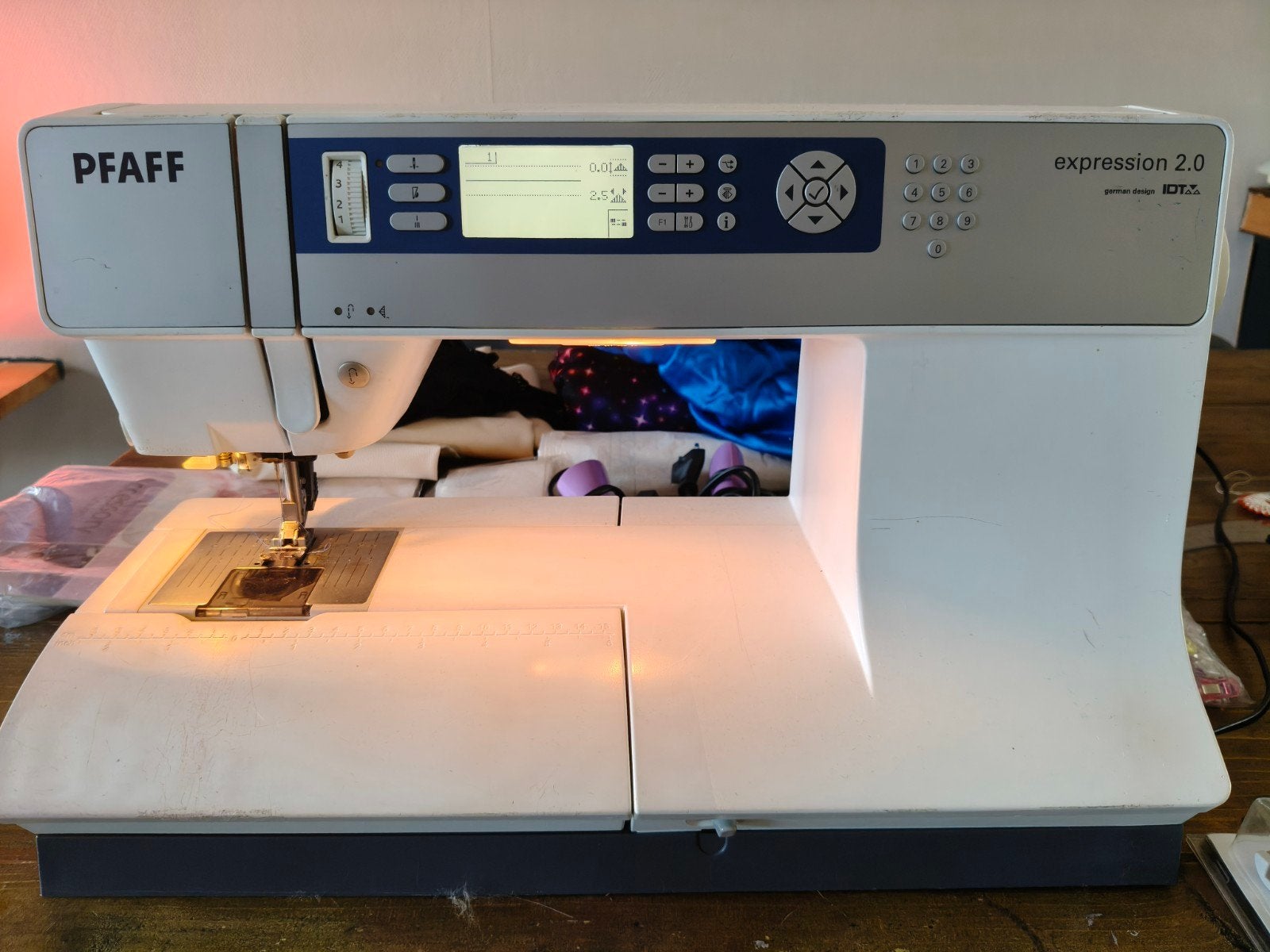 Pfaff Expression 2.0 naaimachine met IDT-systeem + extras, Ophalen of Verzenden, Zo goed als nieuw, Naaimachine, Pfaff