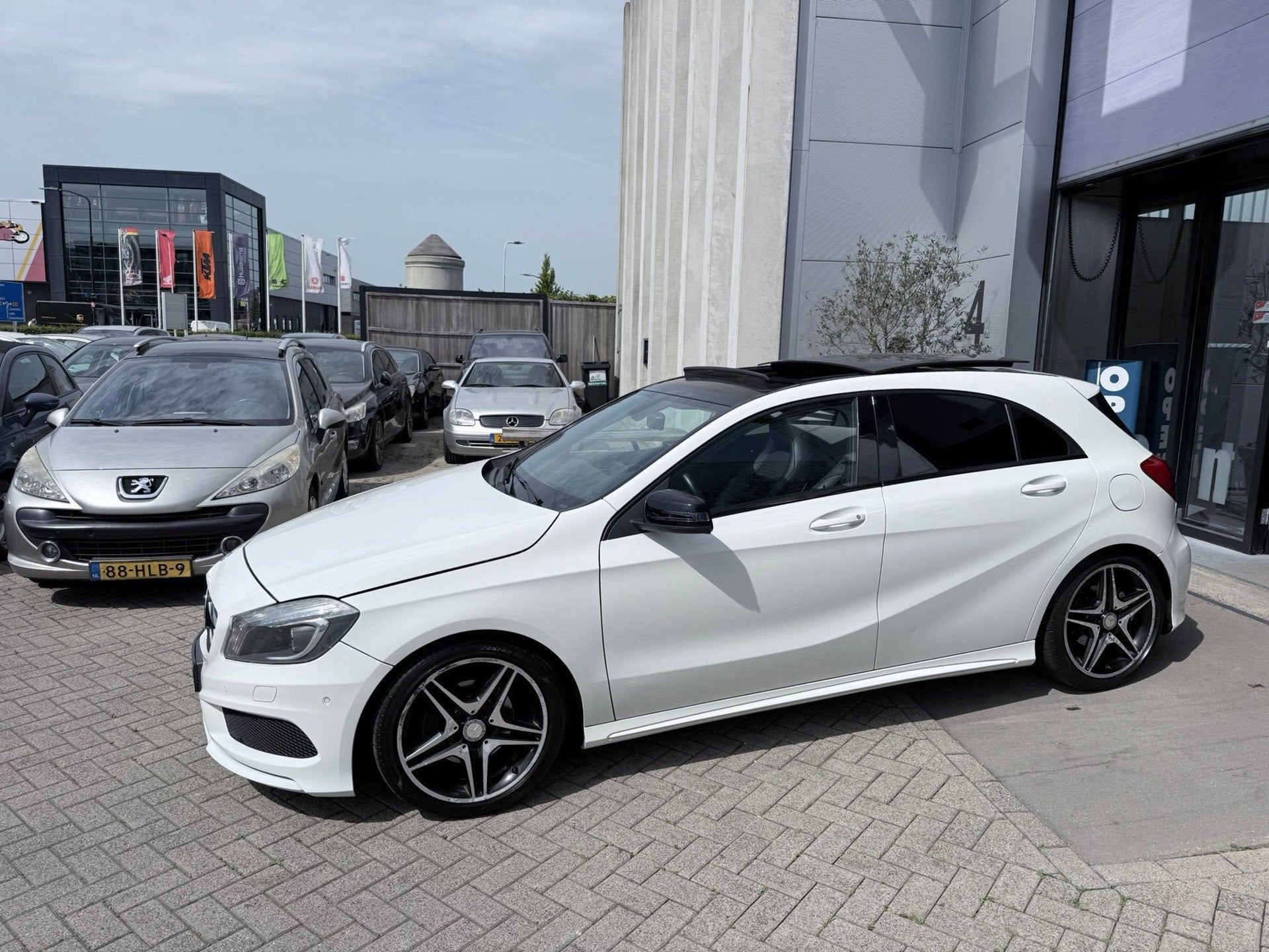 Mercedes-Benz A-klasse 180 AMG Edition! Automaat! PANO! NAP!, Auto's, Gebruikt, 4 cilinders, 695 kg, A-Klasse