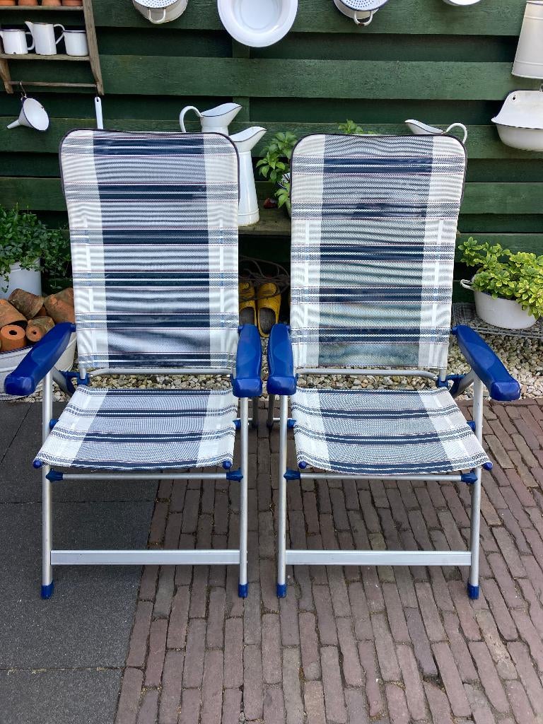 Vier inklapbare en verstelbare tuinstoelen en 1 voetensteun., Ophalen, Gebruikt, Metaal, Verstelbaar