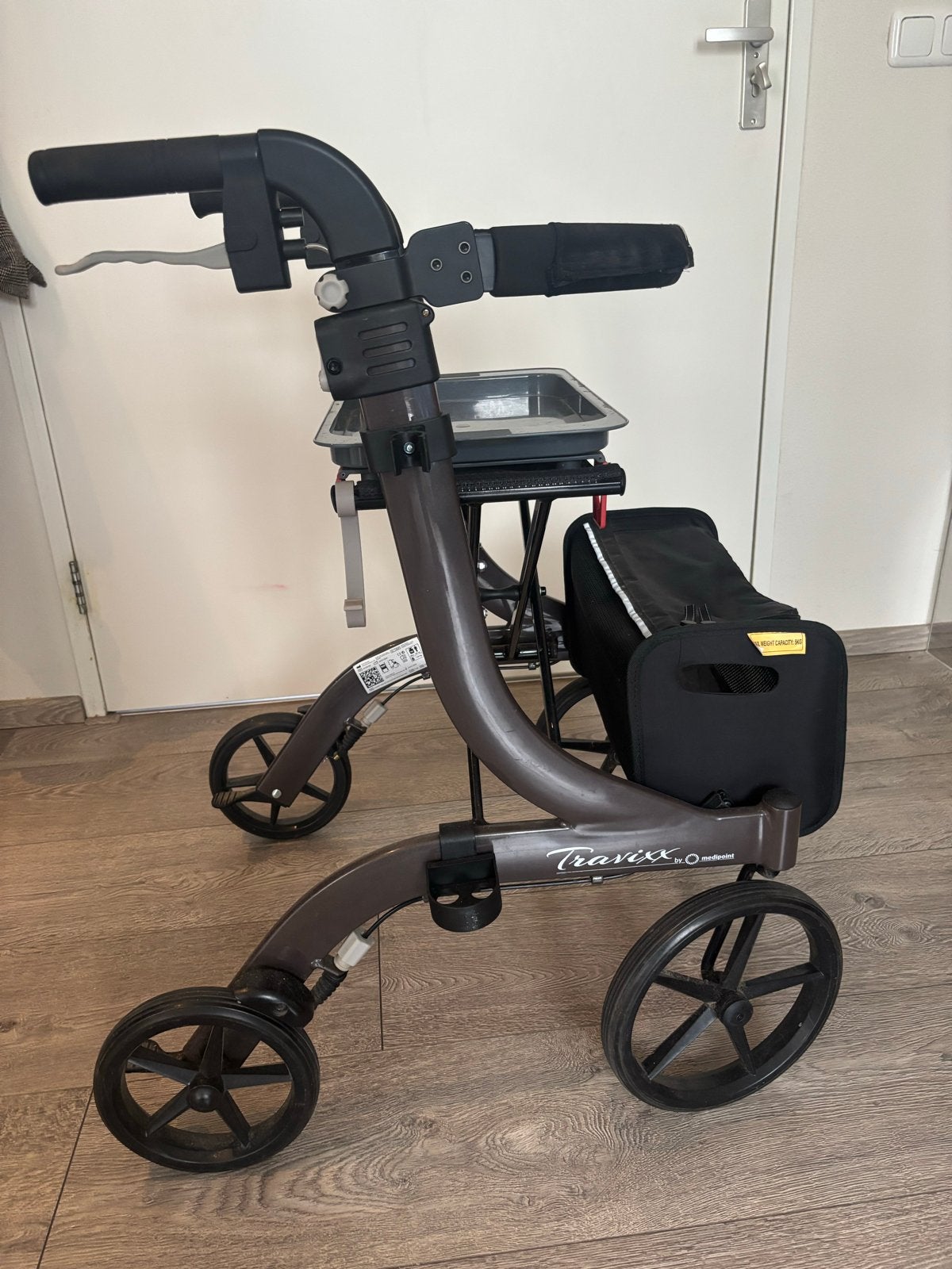 Rollator Travixx met tas en dienblad, Ophalen, Zo goed als nieuw