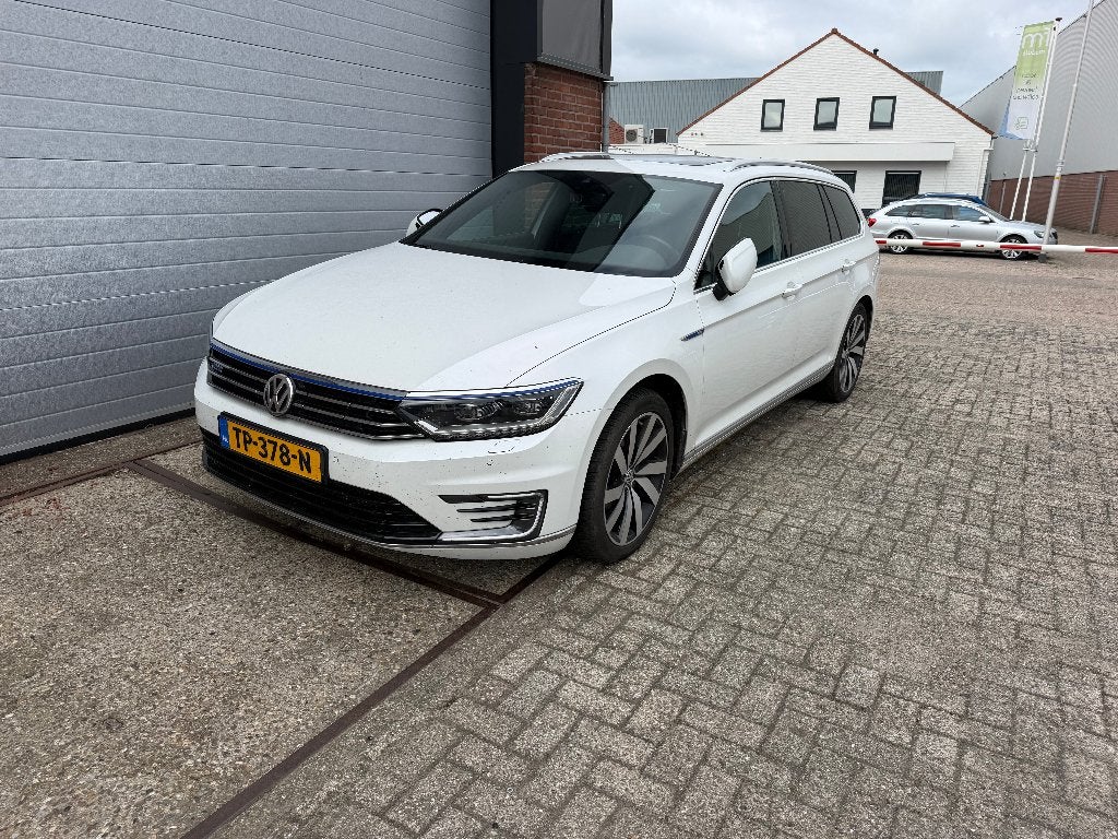 Volkswagen Passat 1.4 TSI 160KW GTE Phev VAR Dsg6 2016 Wit, Zwart, 4 cilinders, Leder en Stof, Wit
