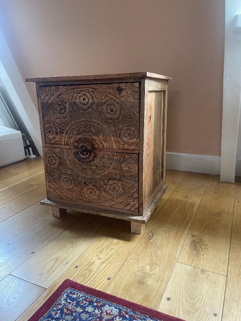 Mango hout nachtkastje, Huis en Inrichting, Kasten | Ladekasten, Ophalen, Minder dan 50 cm, 1 of 2 laden, Zo goed als nieuw