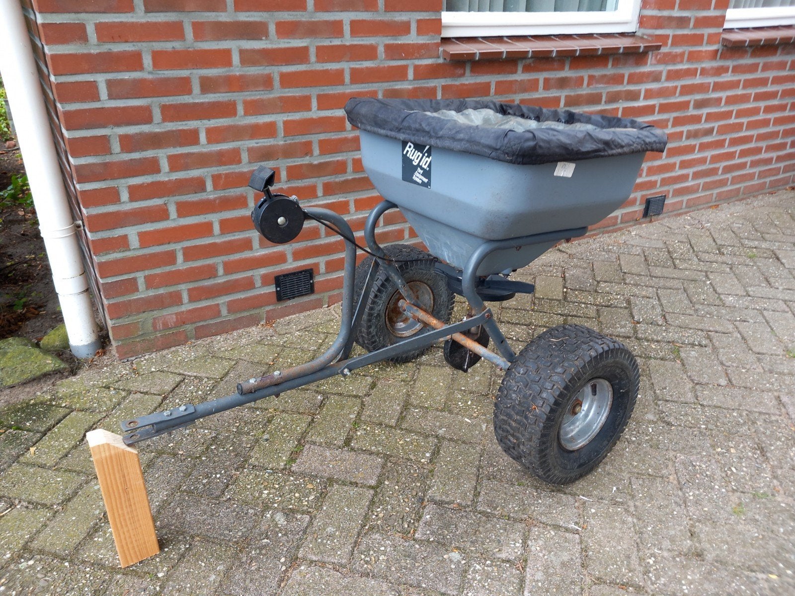 kunstmeststrooier tbv zitmaaier trekker tractor strooier, Tuin en Terras, Zitmaaiers, Ophalen of Verzenden