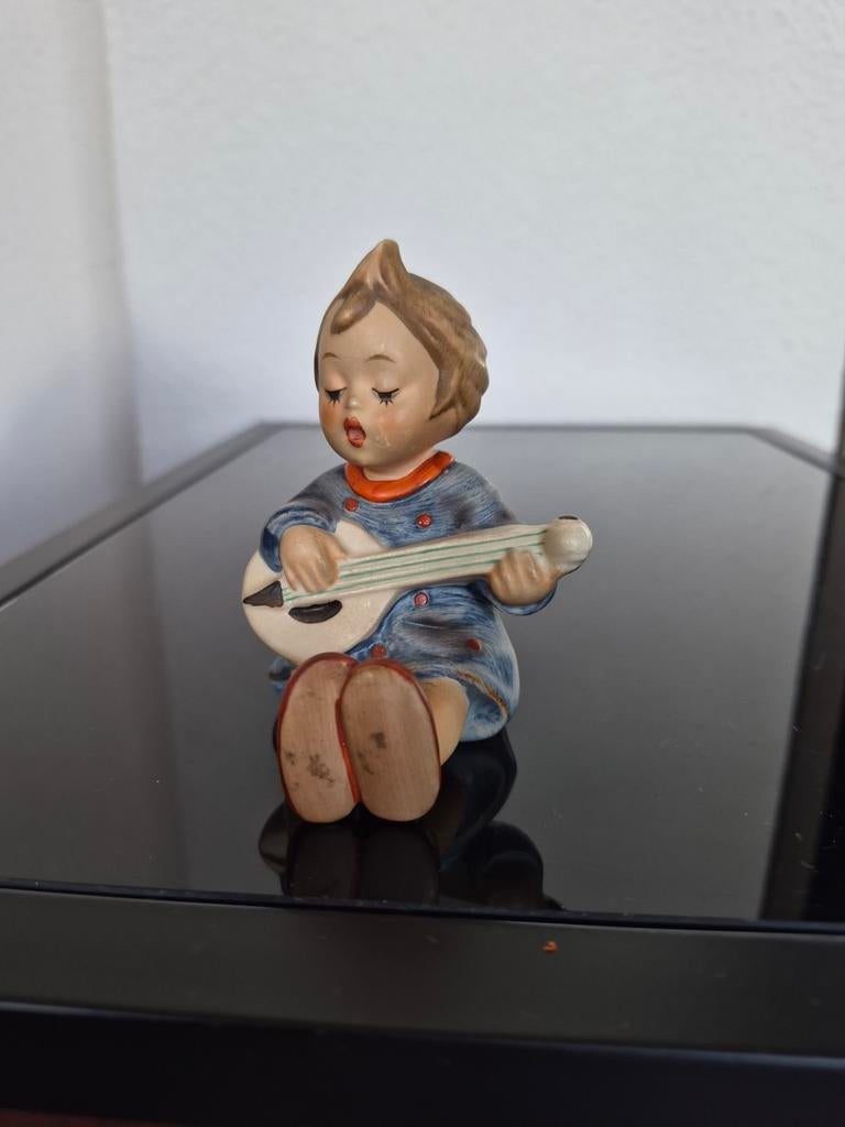 Vintage Hummel beeldje: Jongen met mandoline, Verzamelen, Ophalen of Verzenden, Zo goed als nieuw, Hummel