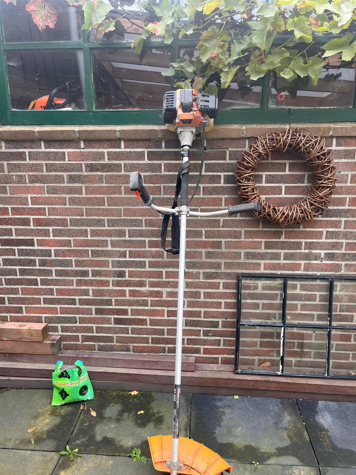 Powertech PT-550 Benzine Grastrimmer - 3500W, Tuin en Terras, Ophalen, Cirkelmaaier, Gebruikt, Minder dan 30 cm