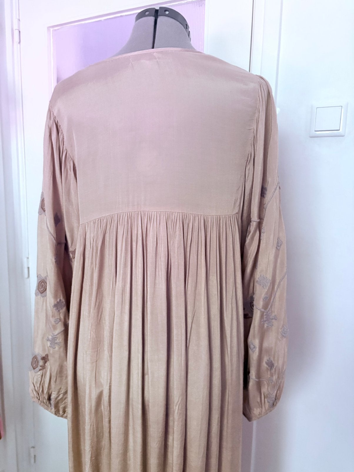 Lange beige jurk JC SOphie large met borduursels en kwastjes, Maat 38/40 (M), Beige, Ophalen of Verzenden, Zo goed als nieuw