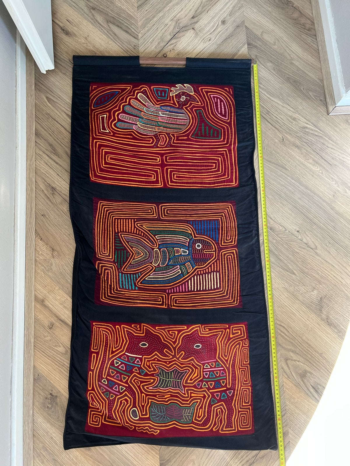 Kleurrijke Mola wanddecoratie uit Panama, Antiek en Kunst, Wanddecoratie, Textiel, Handgemaakt, Ophalen of Verzenden