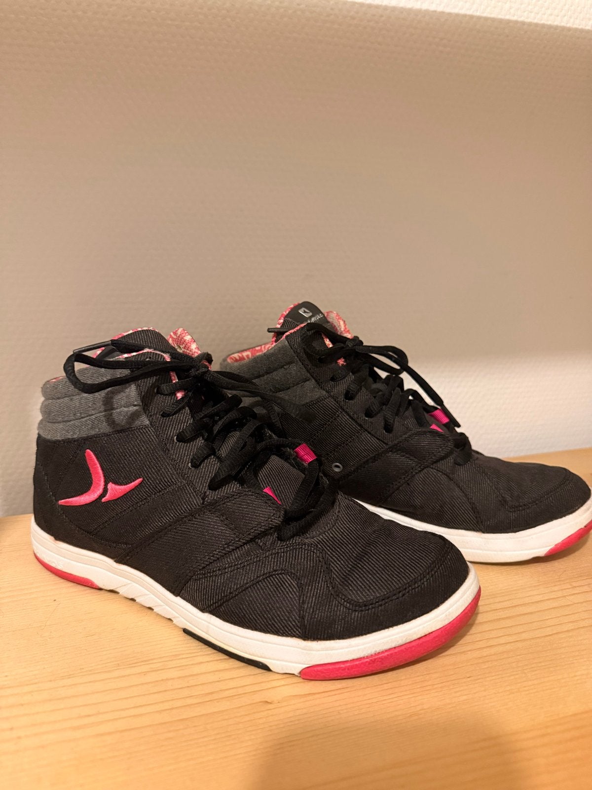 Domyos fitness schoenen - zwart/roze 38, Kleding | Dames, Ophalen of Verzenden, Gedragen, Zwart, Sportschoenen
