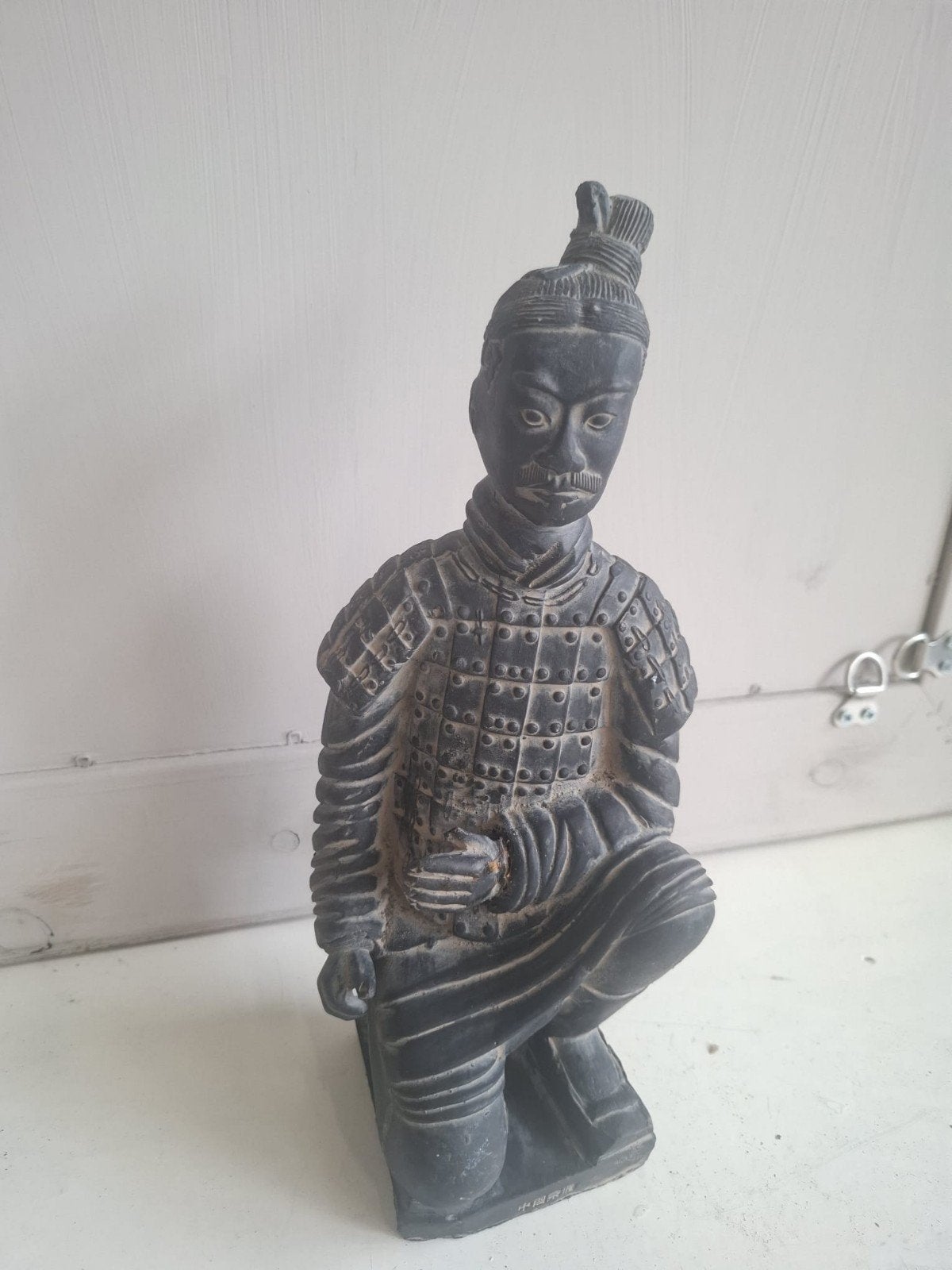 Terracotta Krijger Beeldje - Knielende Soldaat, Antiek en Kunst, Verzenden