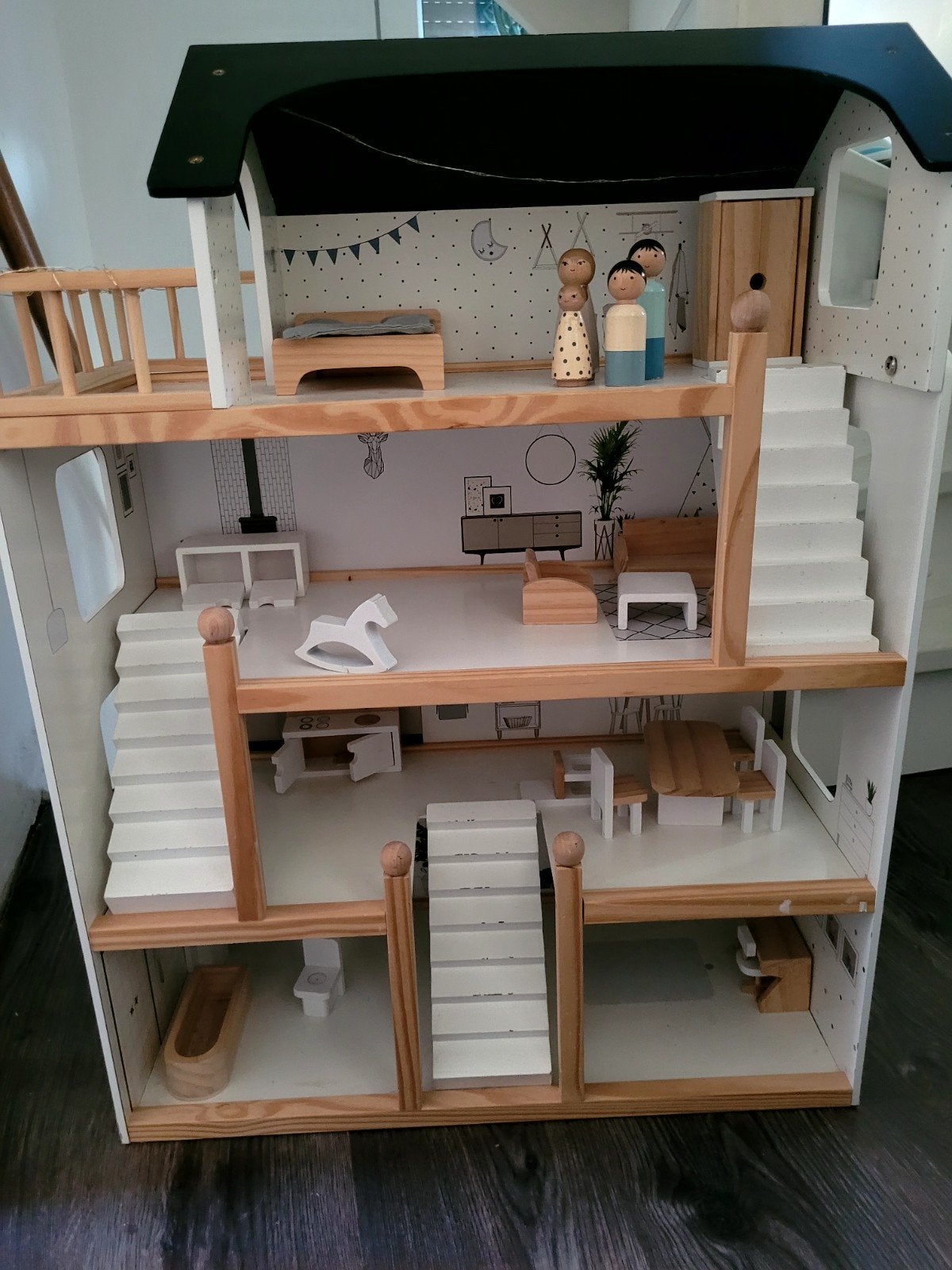 Stijlvol Houten Poppenhuis met 19-delige Meubelset, Ophalen, Gebruikt, Poppenhuis