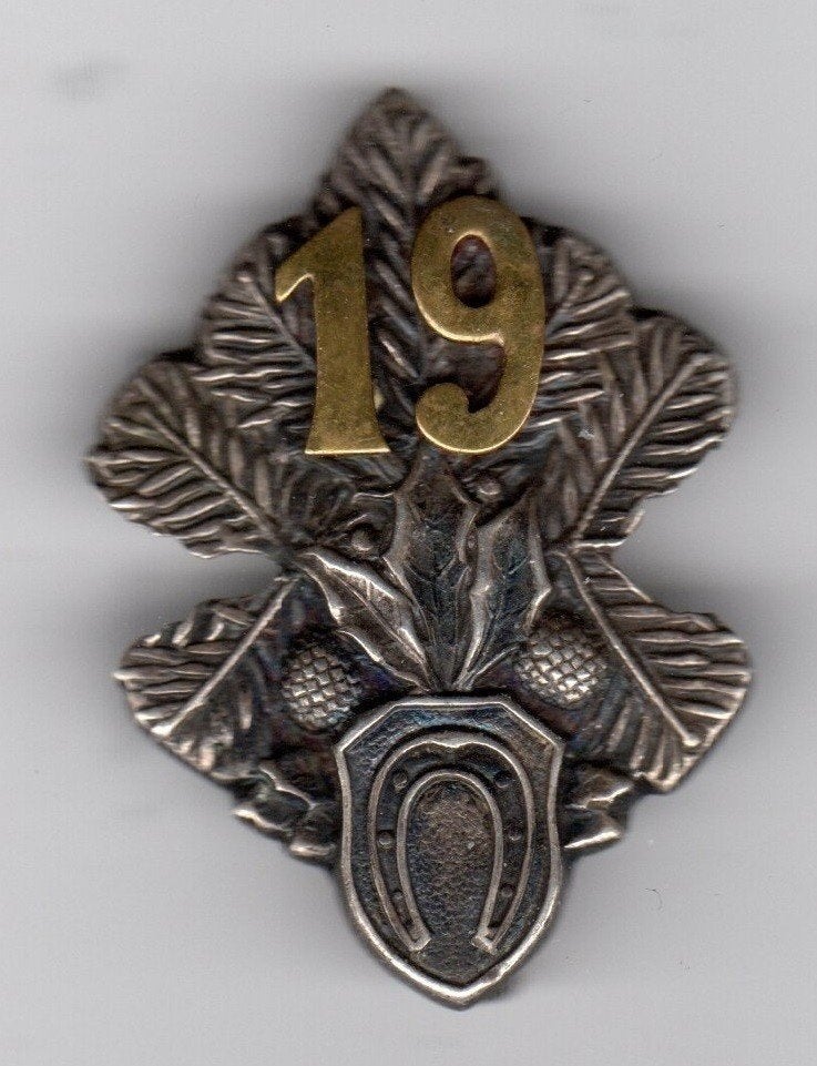 BROCHE HOEFIJZER HULST DENNENAPPEL 19 (A6), Ophalen of Verzenden, Gebruikt, Overige onderwerpen