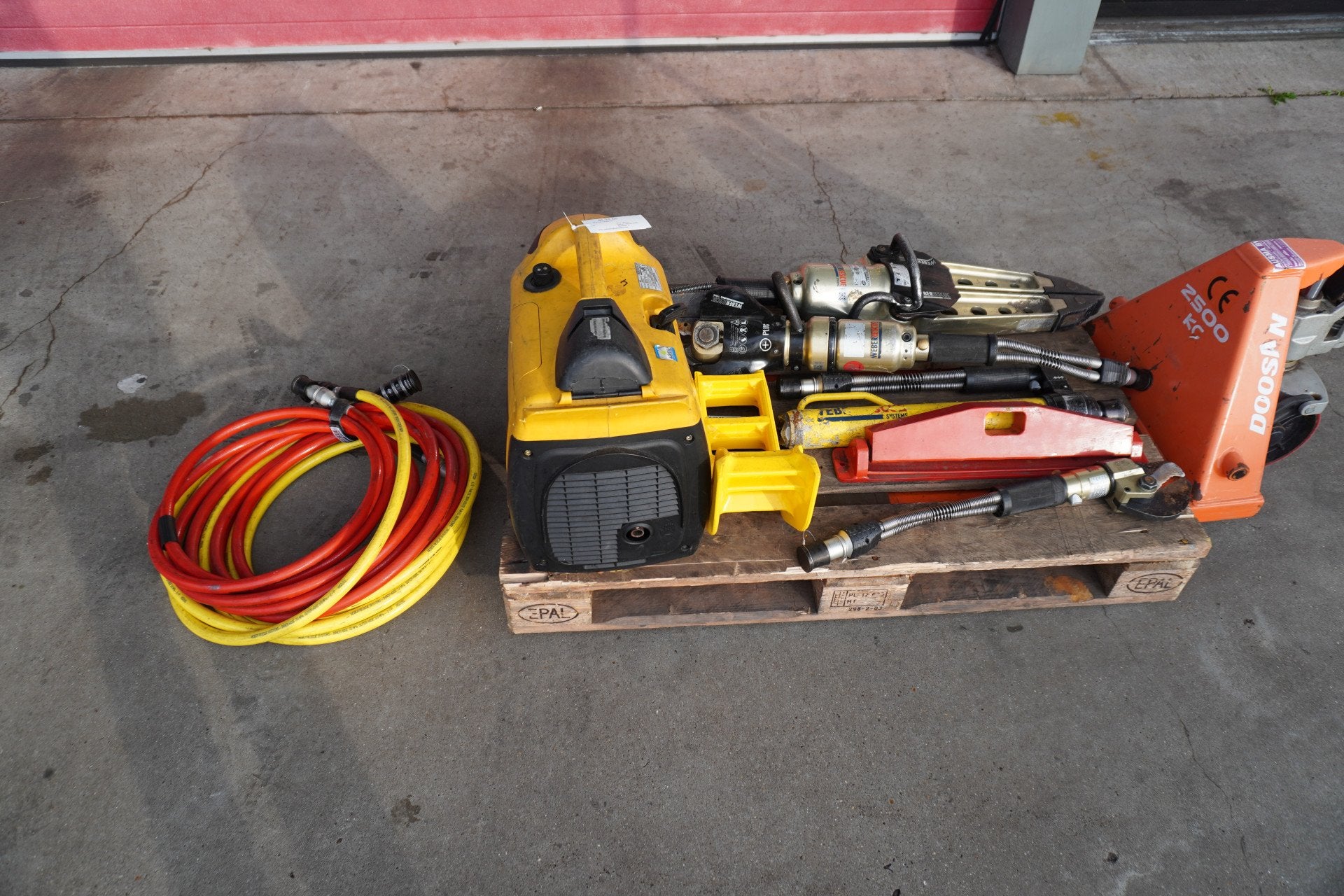 Weber Rescue set redgereedschap Nr. V300 | o.a. 2x Knipper |, Autobedrijf Van der Veen Groningen B.V., Info@vdveen.nl, Friesestraatweg 257
9746TJ  GRONINGEN, NL
