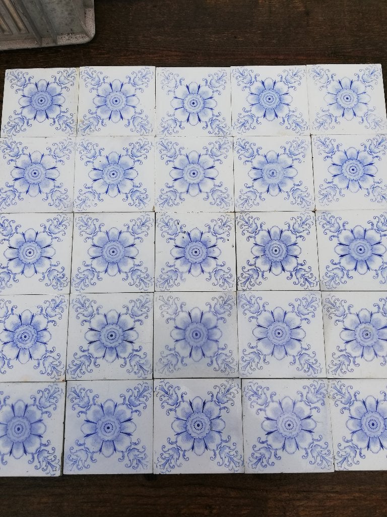 30 antieke wandtegels met lichtblauwe bloem 12x12cm, Ophalen