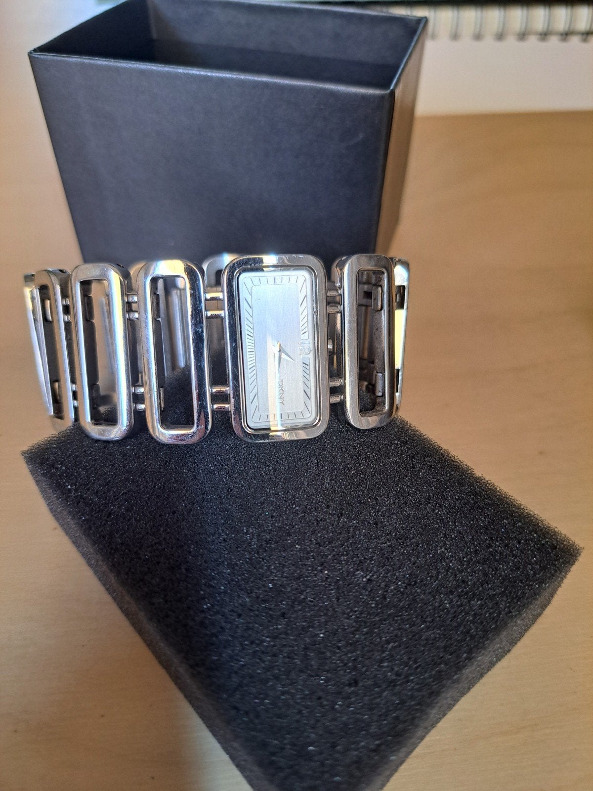 goed werkend vintage zilverkleurig DKNY  dames horloge, Ophalen of Verzenden, Overige materialen, Overige merken