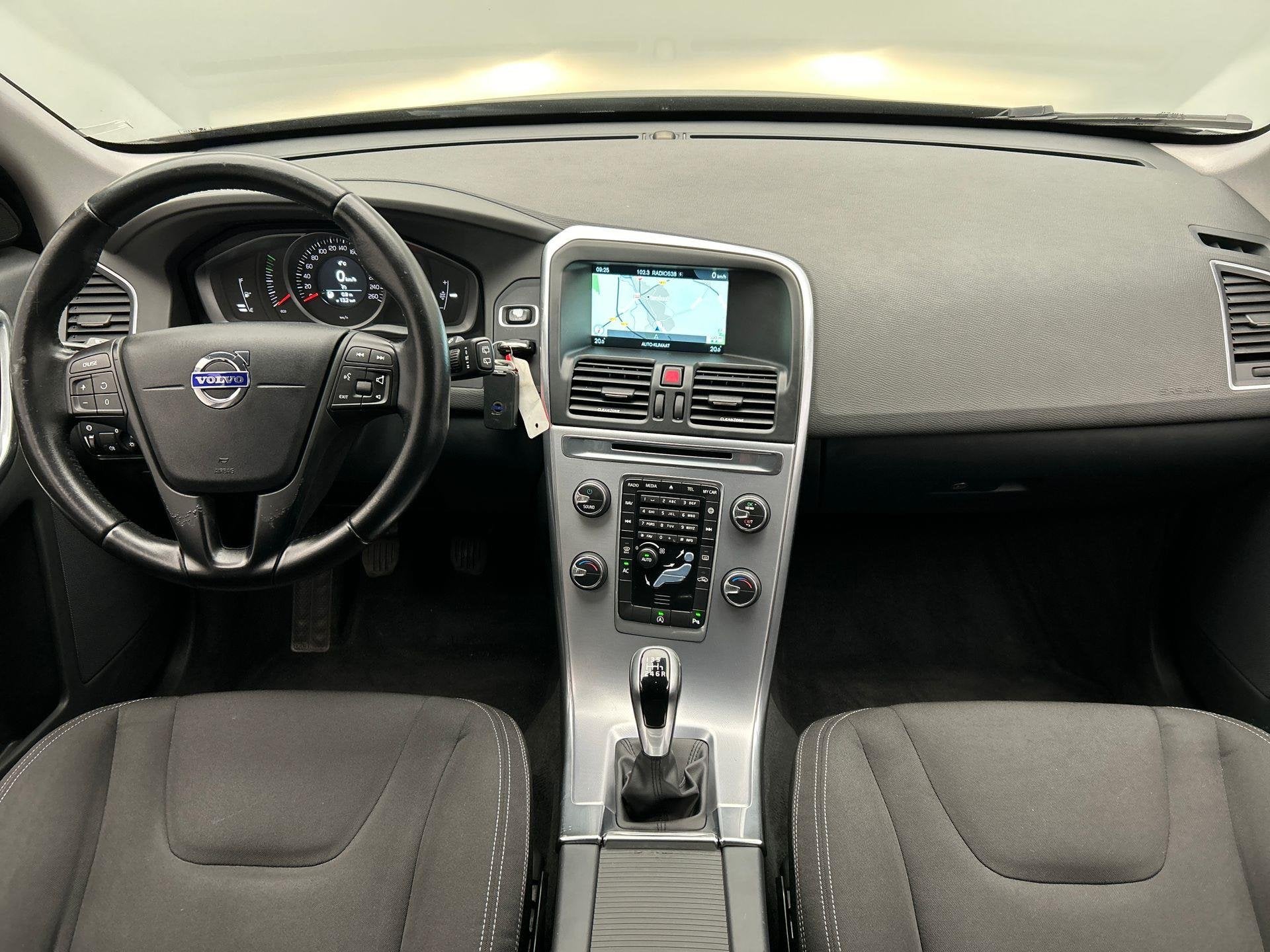 Volvo XC60 2.0 D3 FWD Momentum Trekhaak Navigatie Zitverhoge, Auto's, Voorwielaandrijving, Stof, 4 cilinders, Automatische klimaatregeling