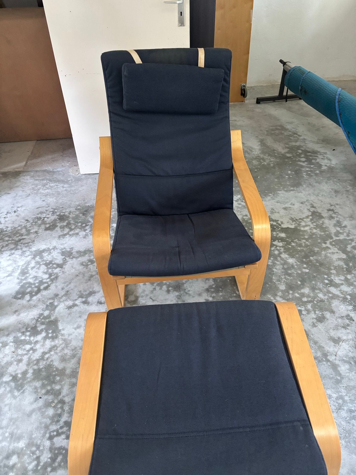 IKEA Poäng Fauteuil met voetenbank - Blauw/Hout, Huis en Inrichting, Stoelen, Ophalen, Gebruikt, Blauw, Eén